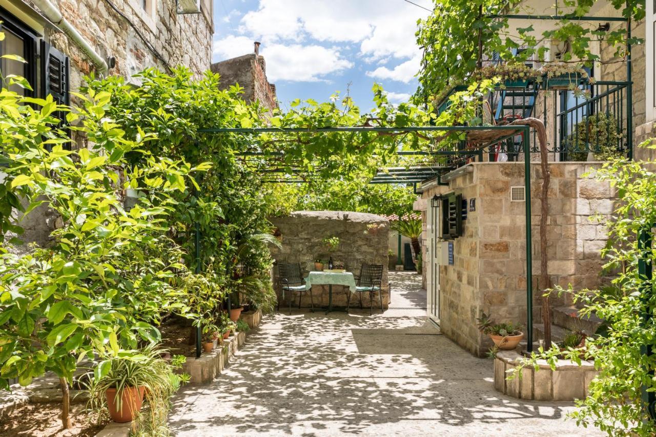 Luxury Apartment Silvana With Beautiful Garden Split Bagian luar foto